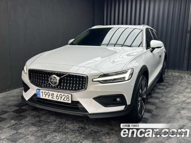 VOLVO V60 CROSS COUNTRY 2023 — 49 900 км, белый, Корея — под ключ — фото 2