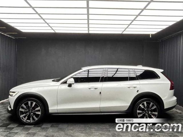 VOLVO V60 CROSS COUNTRY 2023 — 49 900 км, белый, Корея — под ключ — фото 3