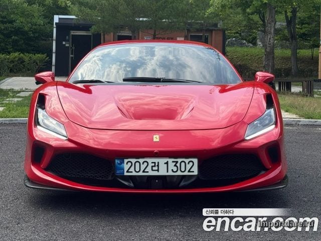 Ferrari F8 сбоку