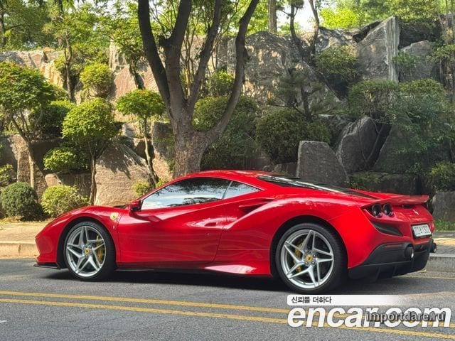 Ferrari F8 сзади