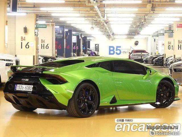 Lamborghini Huracan сзади
