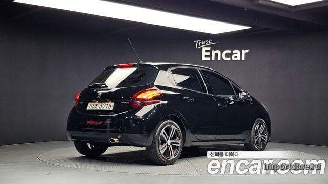 Peugeot 208 сбоку