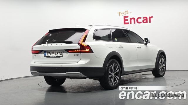 Volvo V90 Cross Country спереди