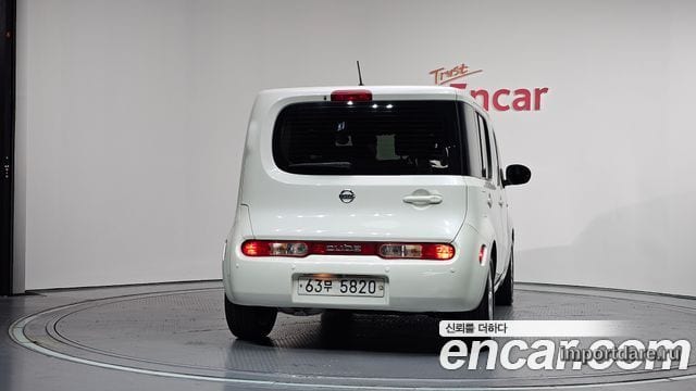 Nissan Cube сзади
