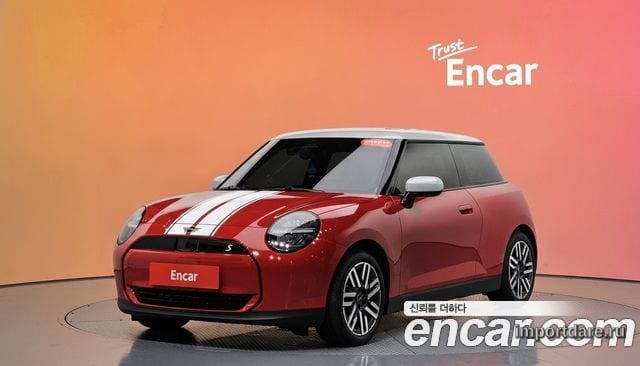 MINI Cooper Electric сбоку