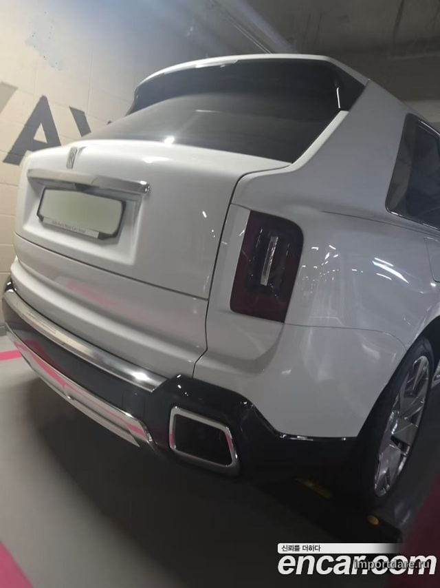 Rolls-royce Cullinan сзади