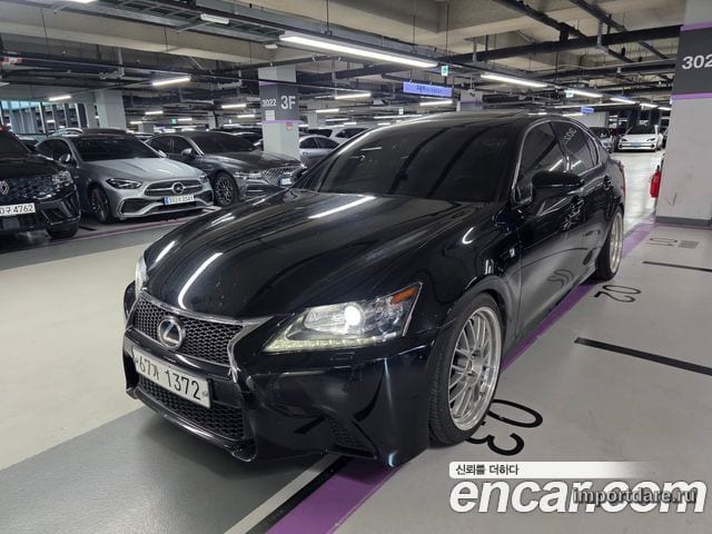 Lexus GS350 сбоку