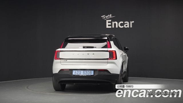 Volvo EX30 сзади