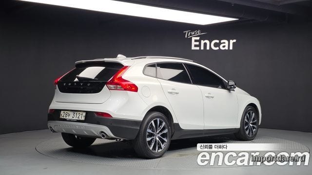 Volvo V40 Cross Country сбоку