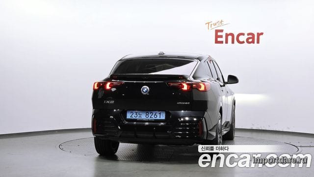 BMW IX2 сзади