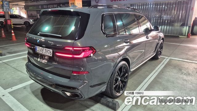 BMW X7 сбоку