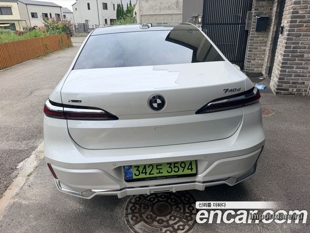 BMW 7 Series сбоку