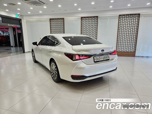 Lexus ES300H сбоку