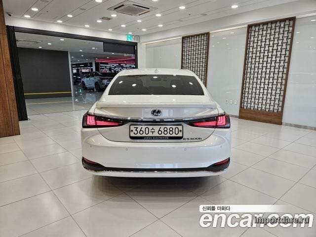 Lexus ES300H сзади