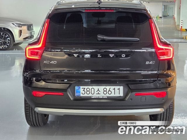 Volvo XC40 сзади