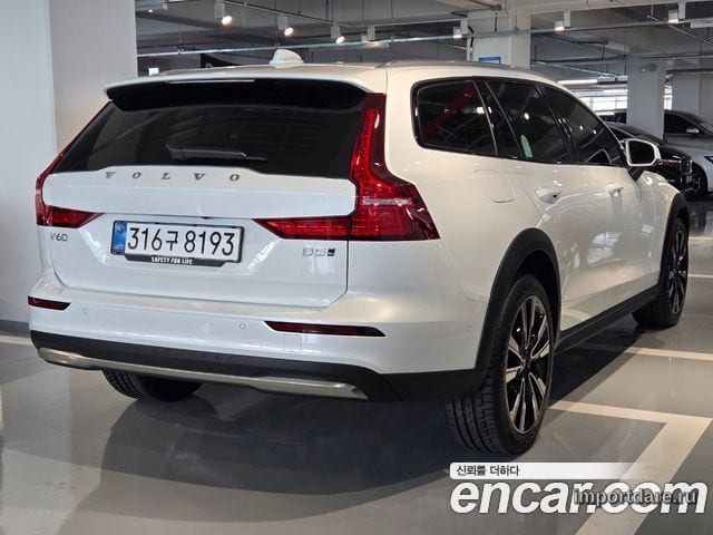Volvo V60 Cross Country сбоку