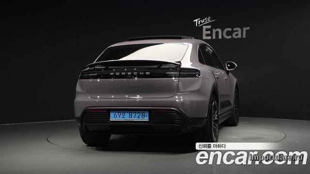 Porsche Macan сзади