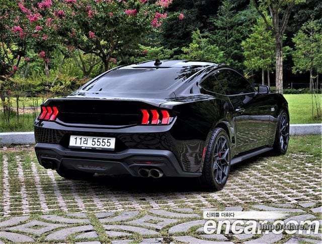 FORD Mustang сбоку