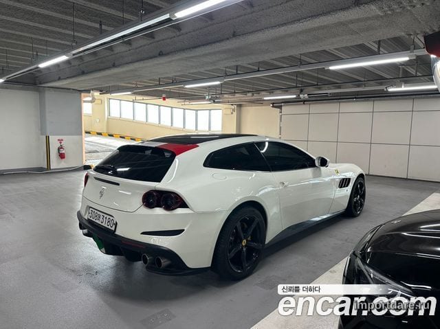 Ferrari GTC4 сзади