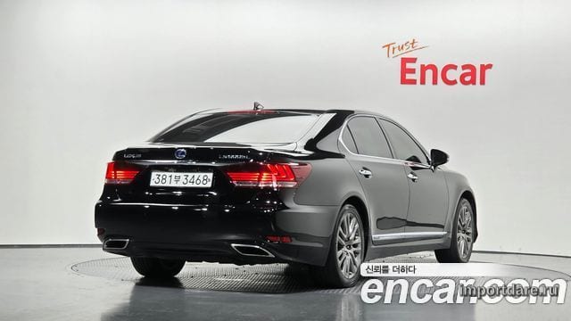 Lexus LS600HL сбоку