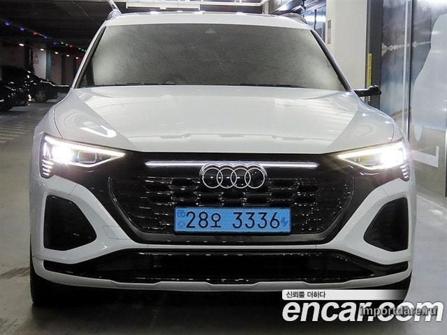 Audi Q8 E-Tron сбоку