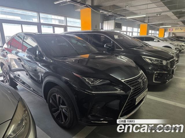 Lexus NX300 сбоку