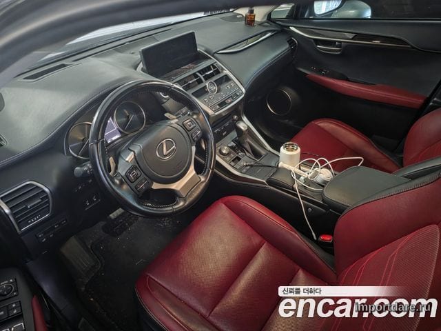 Lexus NX300 сзади