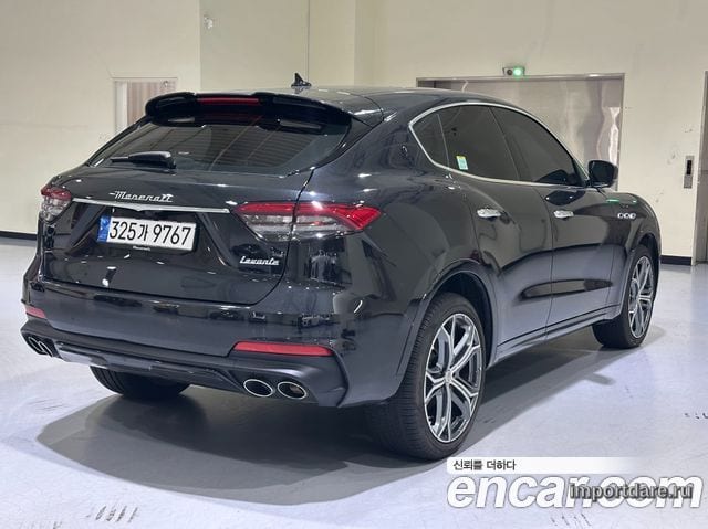 Maserati Levante сбоку