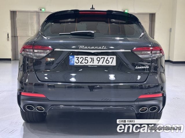 Maserati Levante сзади
