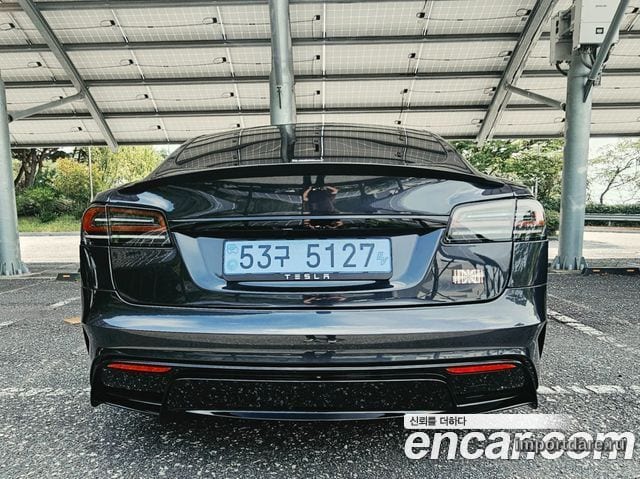 Tesla Model S сзади