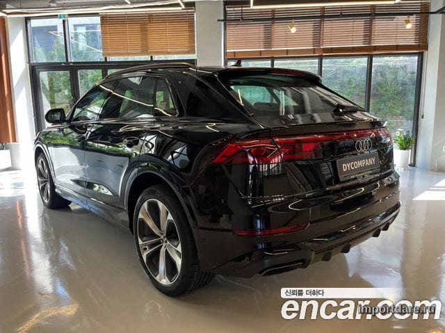 Audi Q8 сбоку