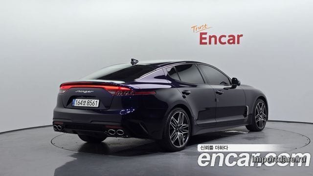 Kia Stinger сбоку
