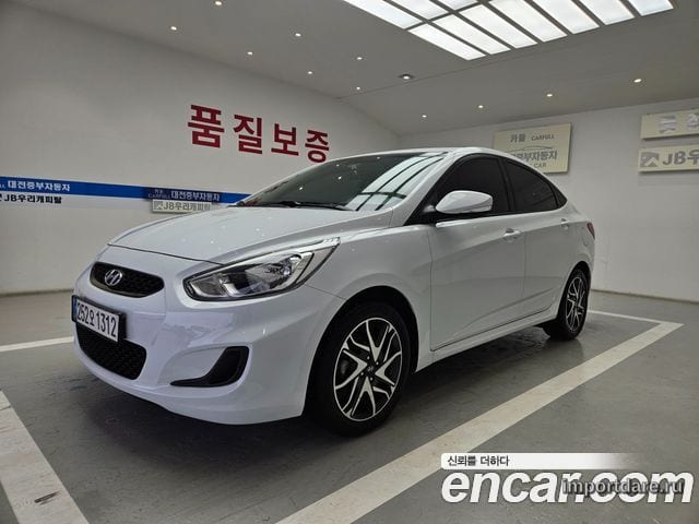 Hyundai Accent сбоку