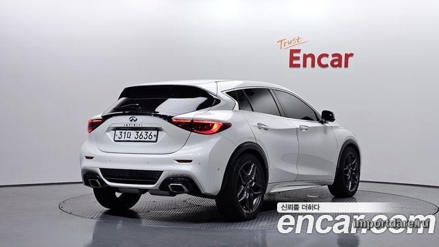 Infiniti Q30 сбоку