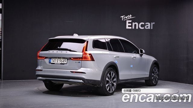 VOLVO V60 CROSS COUNTRY 2023 — 39 223 км, серебристый, Корея — под ключ — фото 2