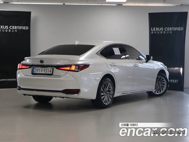 Lexus ES300H сбоку