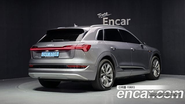 Audi E-Tron сбоку