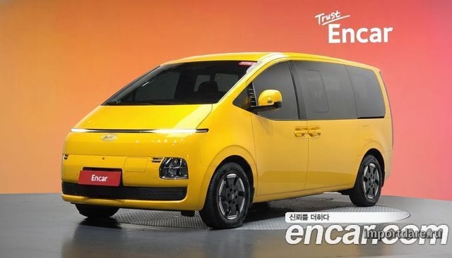 Hyundai Staria сбоку