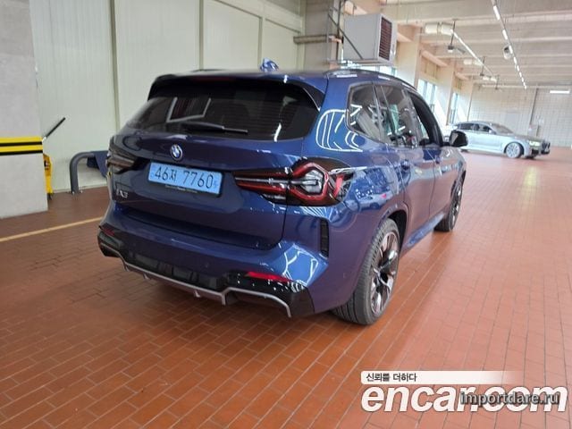 BMW IX3 сбоку