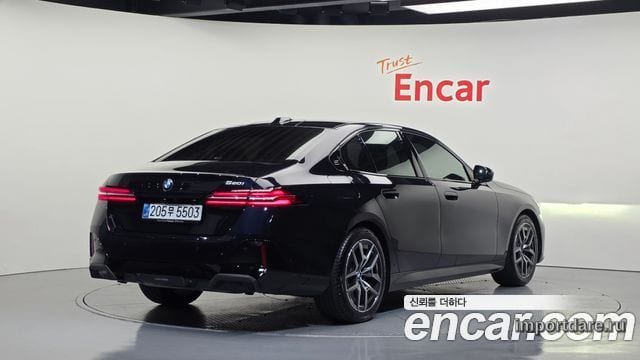BMW 5 Series сбоку