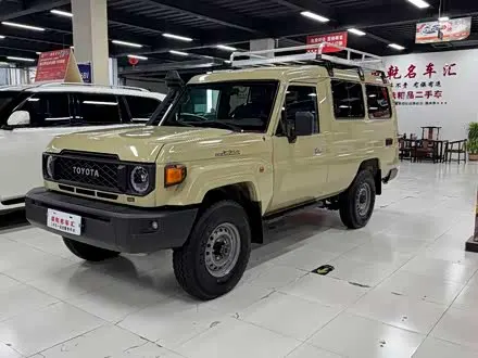 TOYOTA LAND CRUISER LC78 2024 — 2 400 км, Китай — под ключ — фото 1