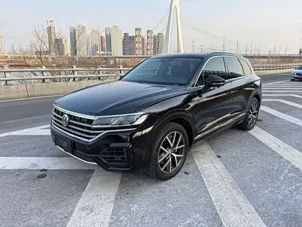 VOLKSWAGEN TOUAREG 2019 — 120 000 км, Китай — под ключ — фото 1