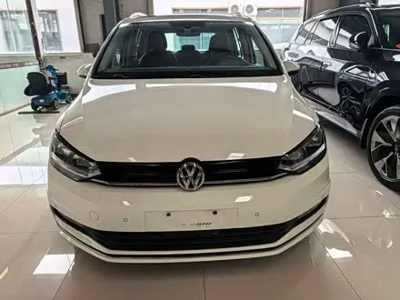 VOLKSWAGEN TOURAN 2018 — 66 000 км, Китай — под ключ — фото 1
