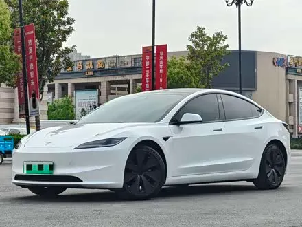 TESLA MODEL 3 2023 — 25 000 км, Китай — под ключ — фото 1