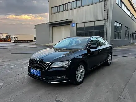 SKODA SUPERB 2018 — 129 000 км, Китай — под ключ — фото 1