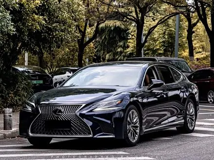 LEXUS LS 2018 — 140 000 км, Китай — под ключ — фото 1