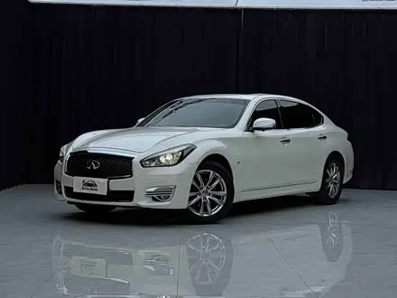 INFINITI Q70 2015