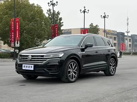 VOLKSWAGEN TOUAREG 2019 — 170 000 км, Китай — под ключ — фото 1