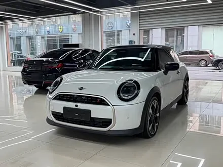 MINI COOPER 2025 — 4 700 км, Китай — под ключ — фото 1