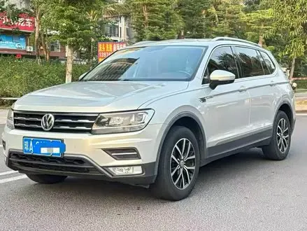 VOLKSWAGEN TIGUAN L 2018 — 110 000 км, Китай — под ключ — фото 1